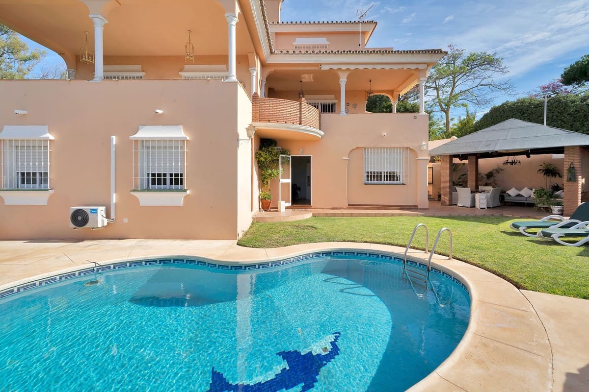 6 bedroom Villa for sale in San Pedro de Alcantara with garage - € 1,350,000 (Ref: 9077363)