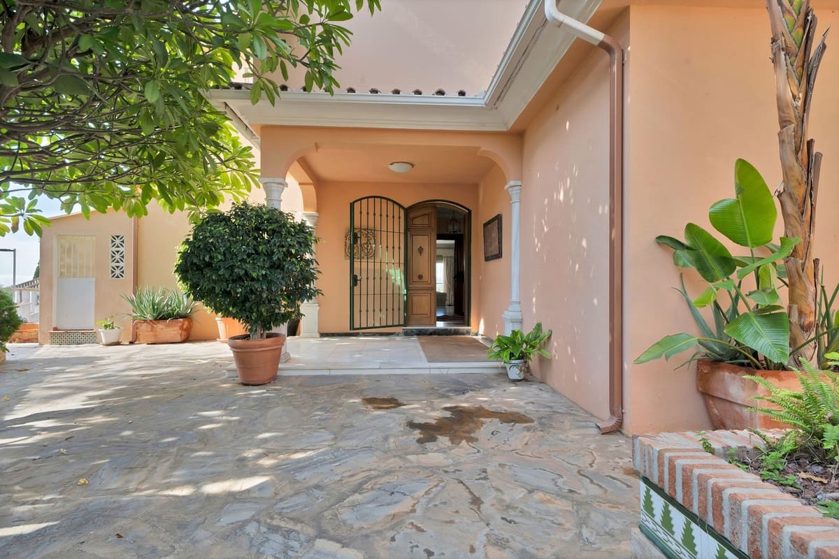 6 bedroom Villa for sale in San Pedro de Alcantara with garage - € 1,350,000 (Ref: 9077363)