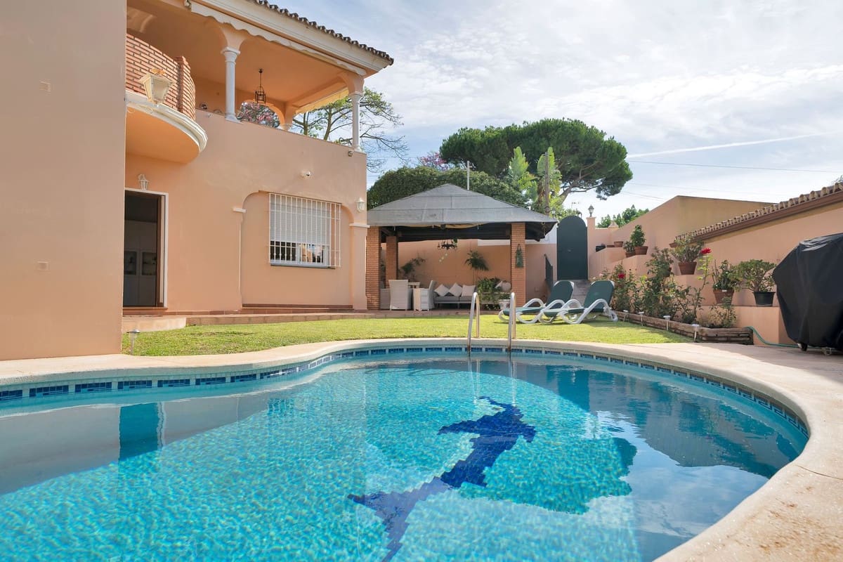 6 bedroom Villa for sale in San Pedro de Alcantara with garage - € 1,350,000 (Ref: 9077363)