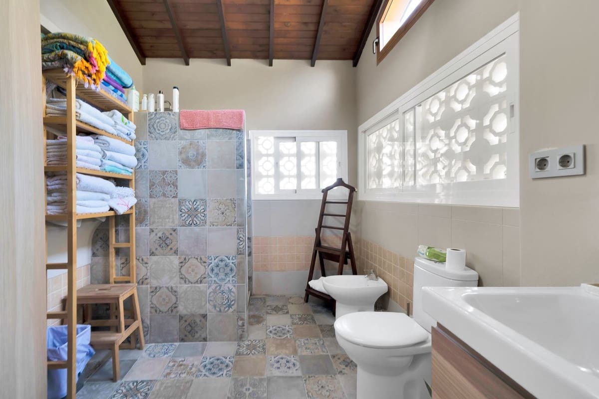 6 bedroom Villa for sale in San Pedro de Alcantara with garage - € 1,350,000 (Ref: 9077363)