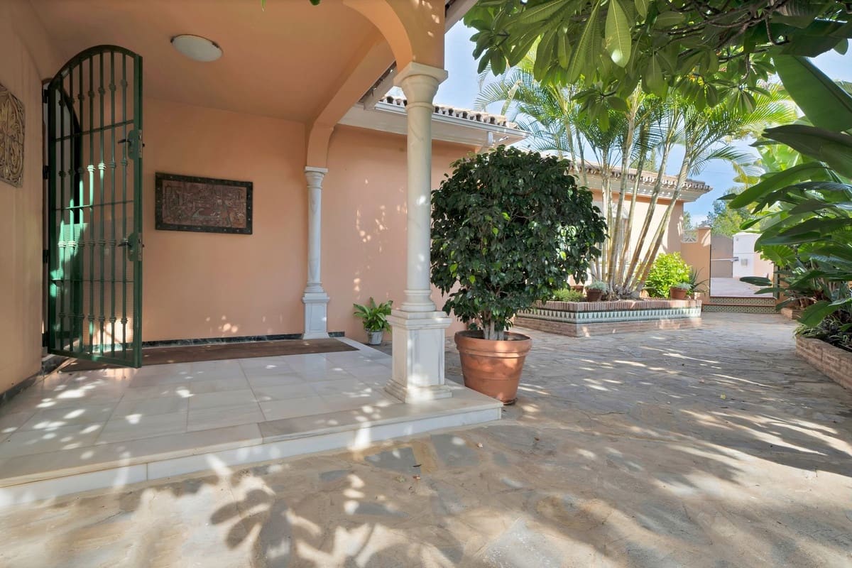 6 bedroom Villa for sale in San Pedro de Alcantara with garage - € 1,350,000 (Ref: 9077363)