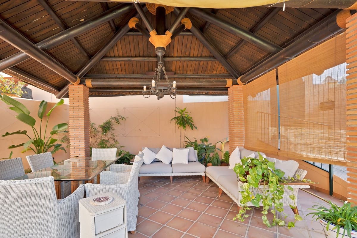 6 bedroom Villa for sale in San Pedro de Alcantara with garage - € 1,350,000 (Ref: 9077363)