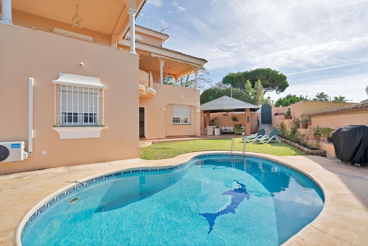 6 bedroom Villa for sale in San Pedro de Alcantara with garage - € 1,350,000 (Ref: 9077363)
