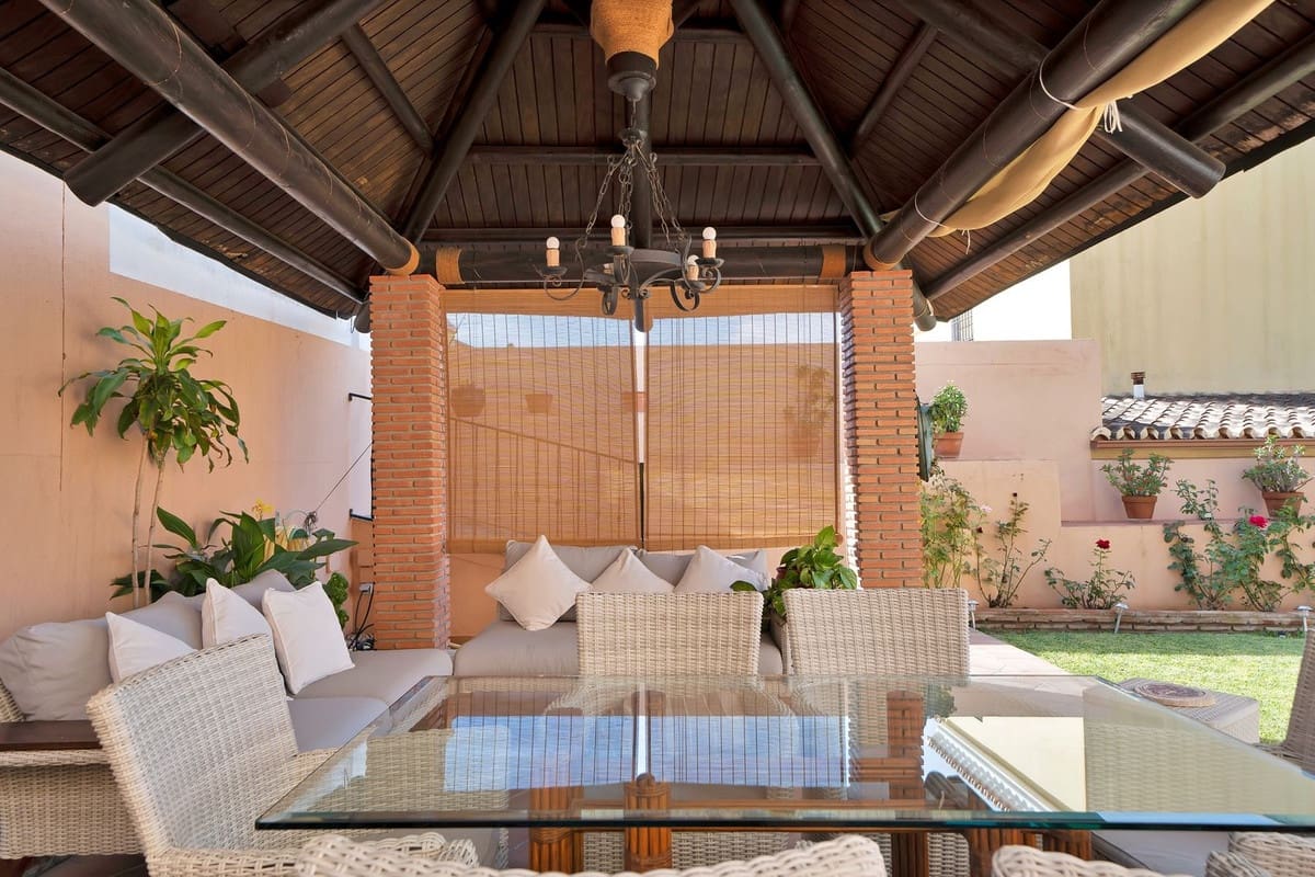 6 bedroom Villa for sale in San Pedro de Alcantara with garage - € 1,350,000 (Ref: 9077363)