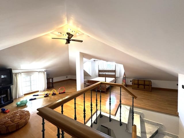 Chalet de 5 habitaciones en San Pedro de Alcantara, Marbella en venta - 1.395.000 € (Ref: 9077364)