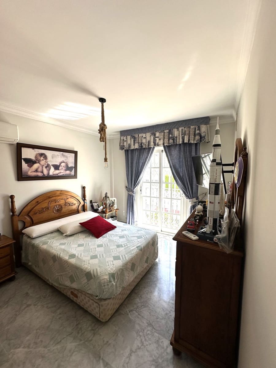 Chalet de 5 habitaciones en San Pedro de Alcantara en venta - 1.395.000 € (Ref: 9077364)