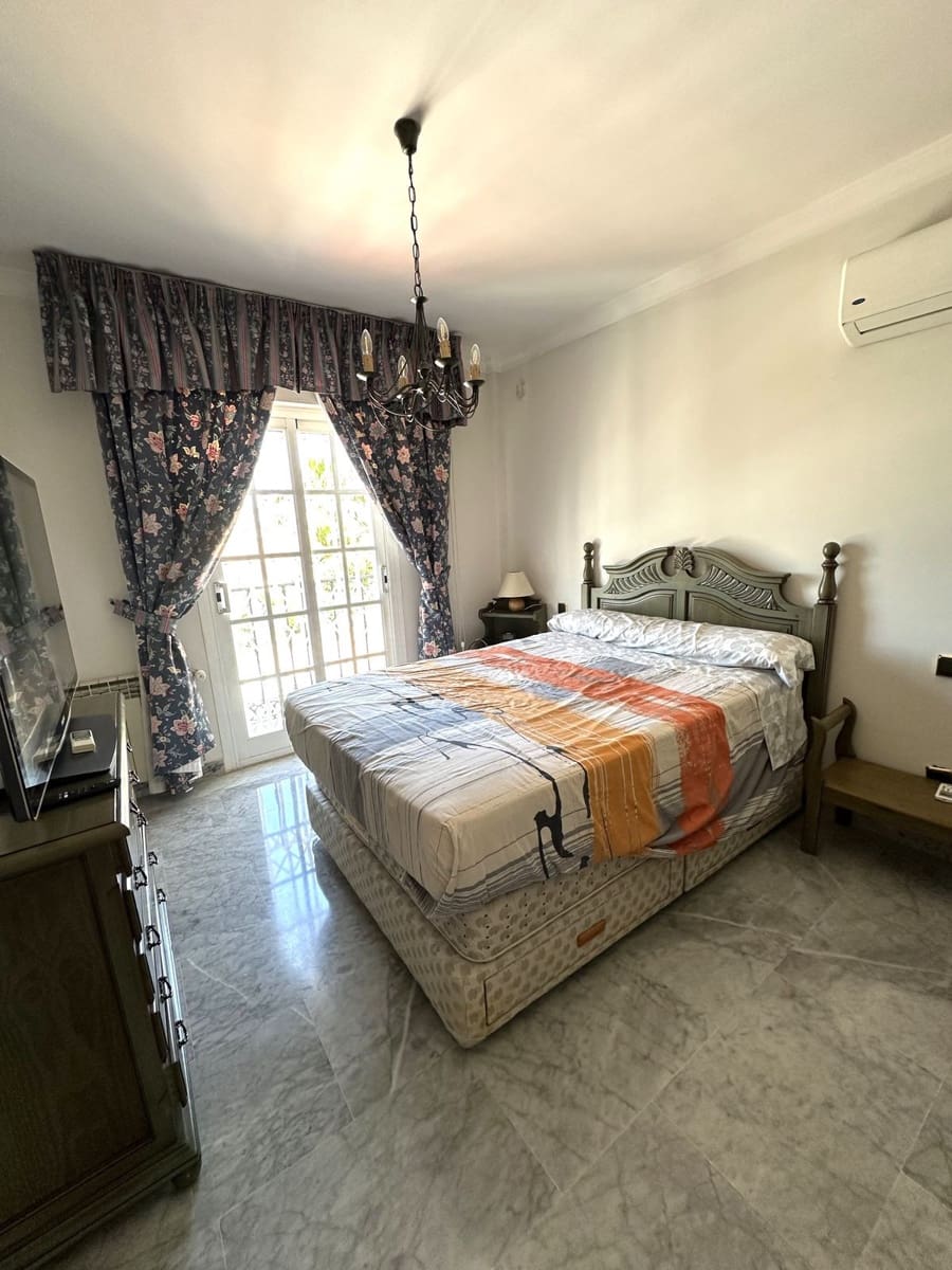 Chalet de 5 habitaciones en San Pedro de Alcantara en venta - 1.395.000 € (Ref: 9077364)