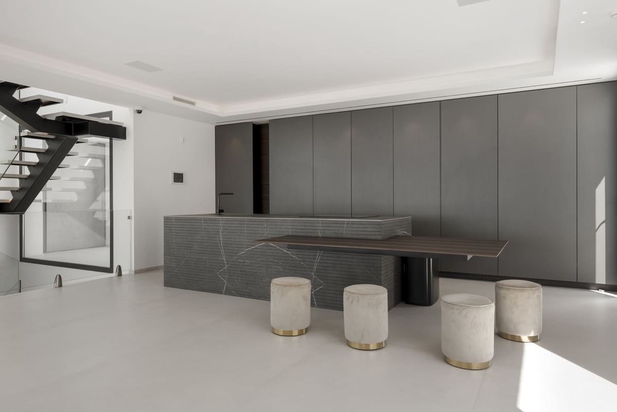 6 soverom Villa til salgs i El Paraiso med garasje - € 6 500 000 (Ref: 9077366)