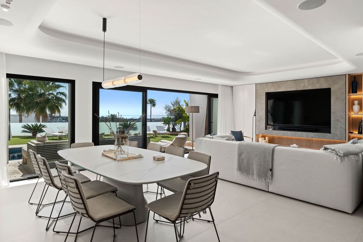 5 bedroom Villa for sale in El Paraiso with garage - € 3,390,000 (Ref: 9077368)