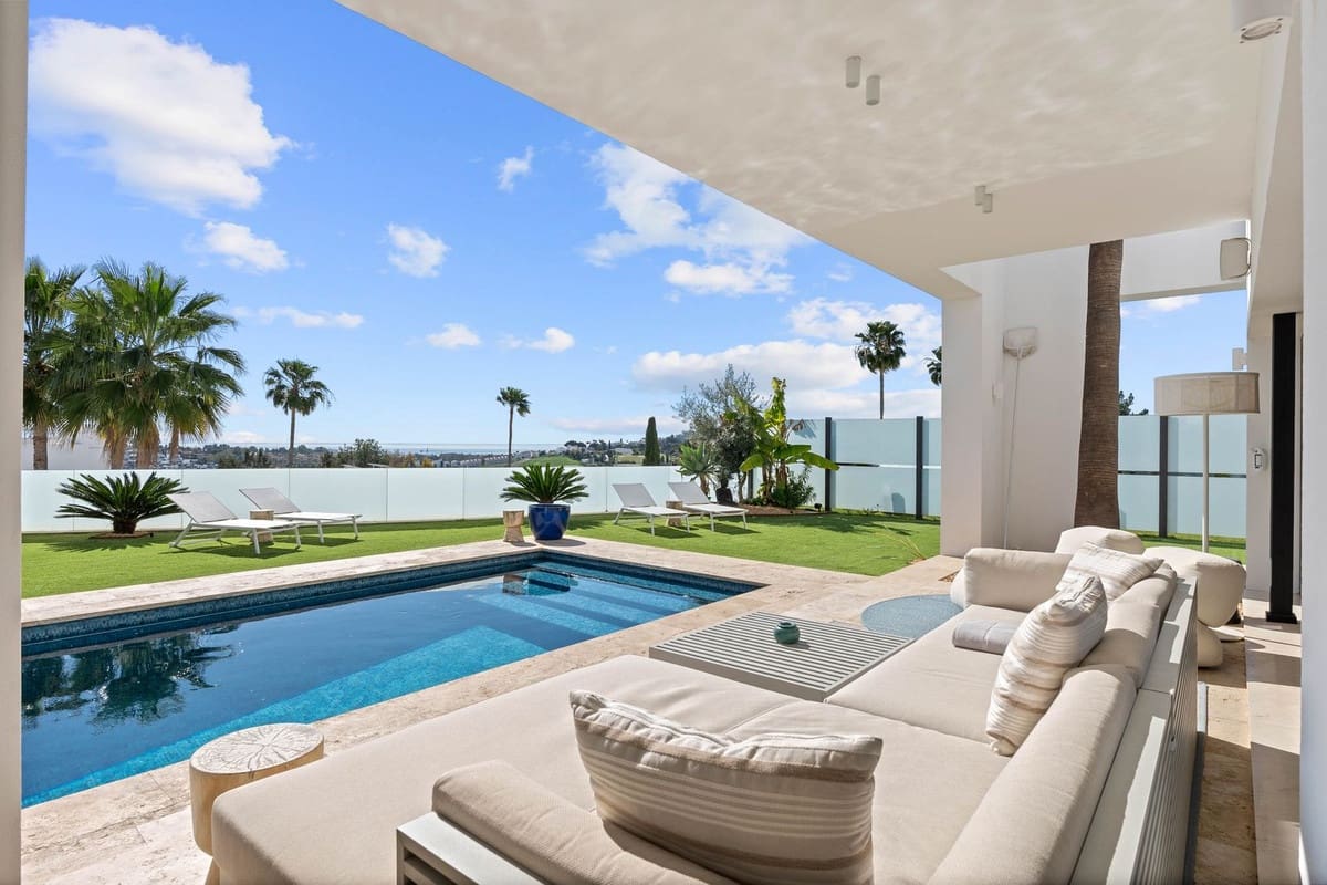 5 bedroom Villa for sale in El Paraiso with garage - € 3,390,000 (Ref: 9077368)