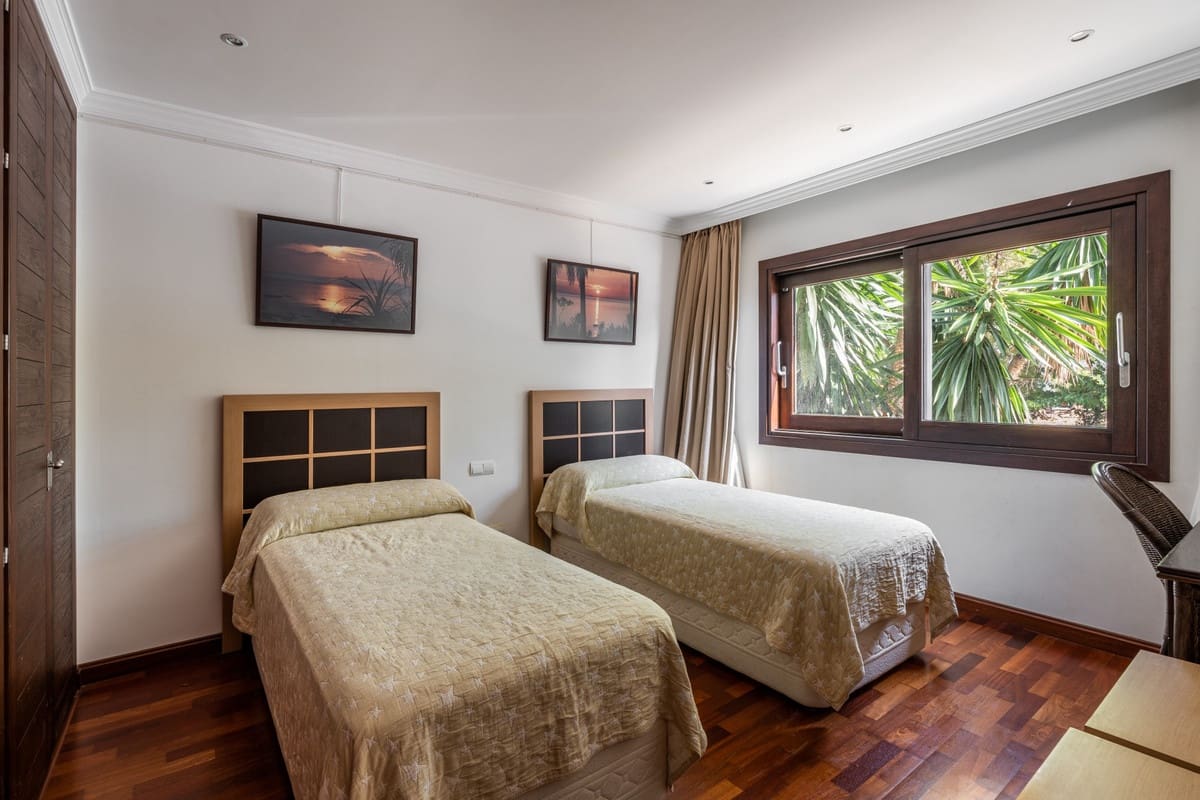 8 bedroom Villa for sale in El Paraiso - € 13,500,000 (Ref: 9077371)