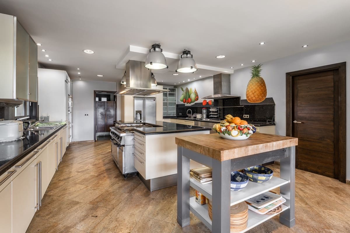 8 bedroom Villa for sale in El Paraiso - € 13,500,000 (Ref: 9077371)