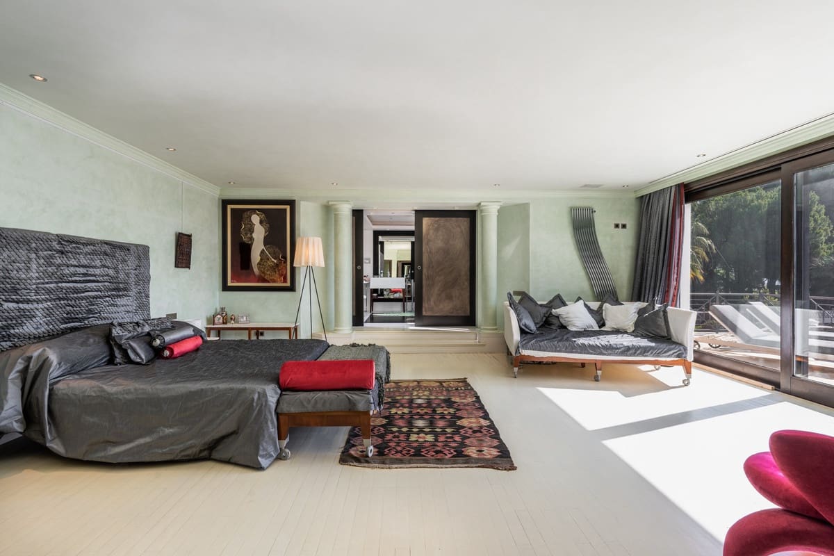 8 bedroom Villa for sale in El Paraiso - € 13,500,000 (Ref: 9077371)