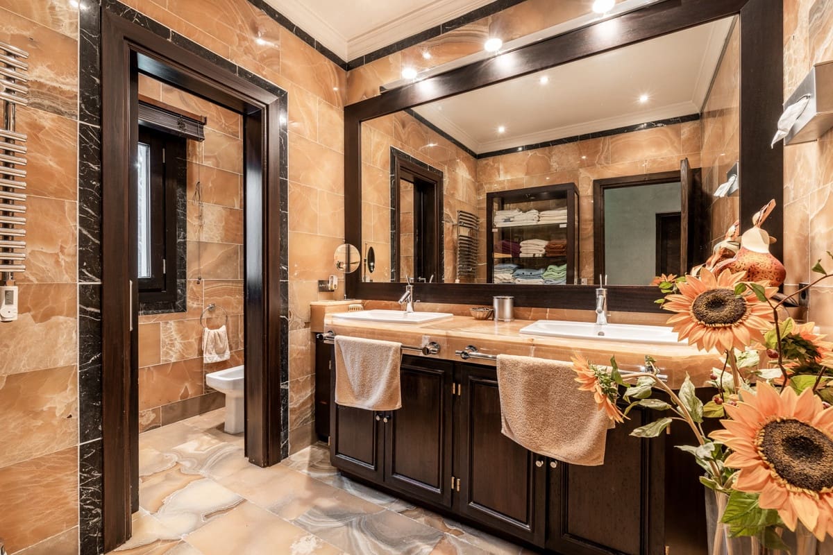 8 bedroom Villa for sale in El Paraiso - € 13,500,000 (Ref: 9077371)