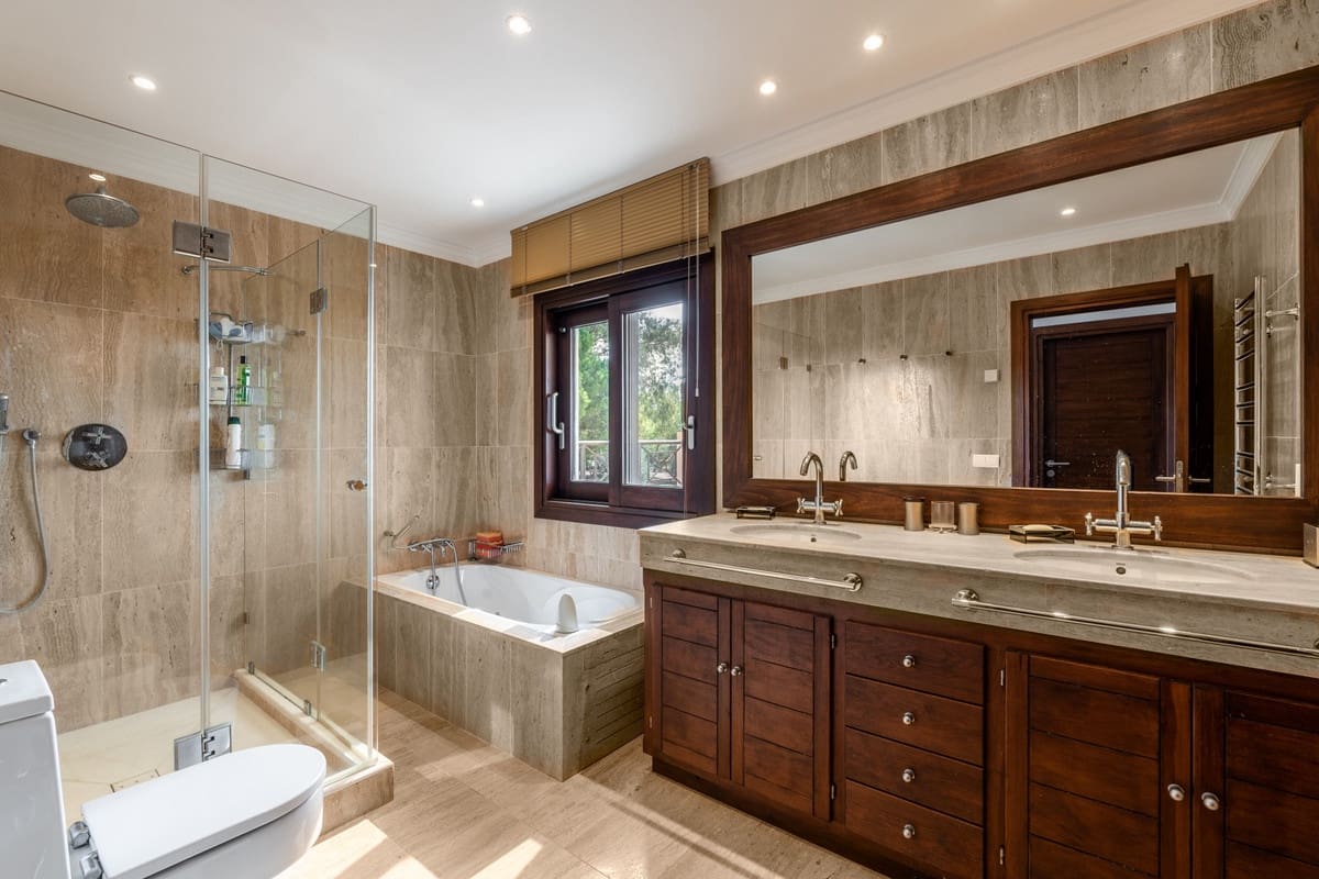 8 bedroom Villa for sale in El Paraiso - € 13,500,000 (Ref: 9077371)