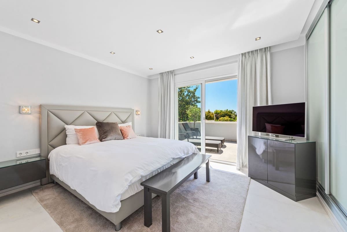 Chalet de 7 habitaciones en El Paraiso en venta - 3.799.000 € (Ref: 9077374)