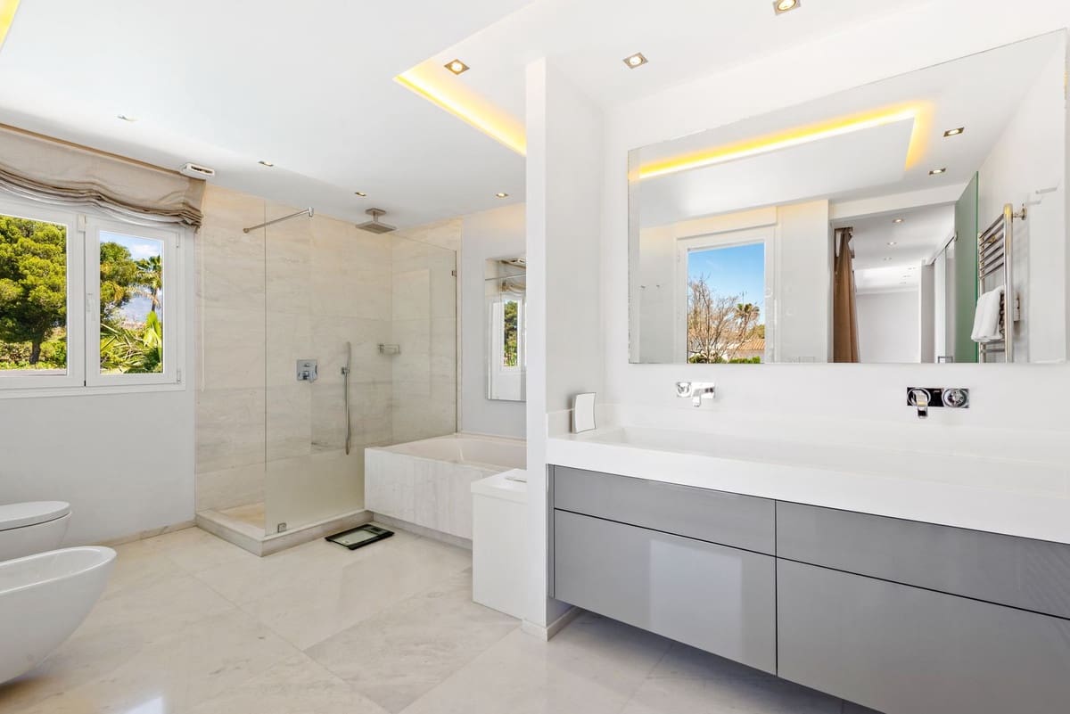 Chalet de 7 habitaciones en El Paraiso en venta - 3.799.000 € (Ref: 9077374)