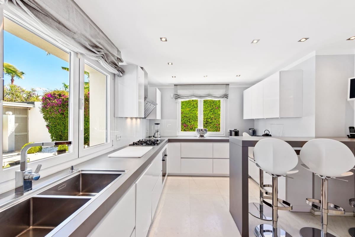 Chalet de 7 habitaciones en El Paraiso en venta - 3.799.000 € (Ref: 9077374)