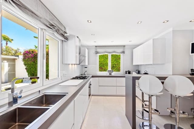 Chalet de 7 habitaciones en El Paraiso, Estepona en venta - 3.799.000 € (Ref: 9077374)