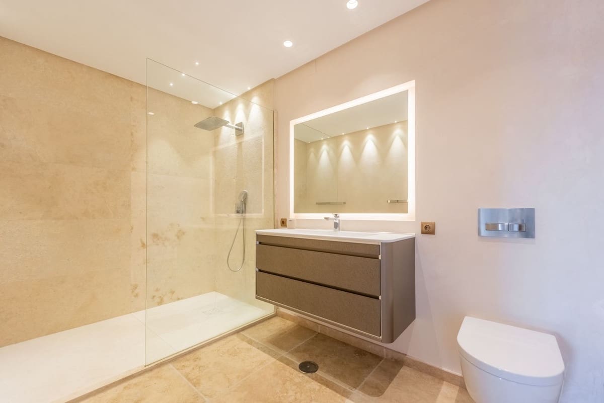 6 bedroom Villa for sale in Estepona with garage - € 2,995,000 (Ref: 9077375)