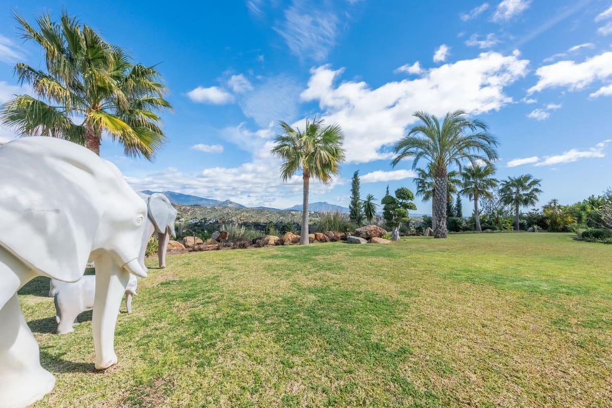 6 bedroom Villa for sale in Estepona with garage - € 2,995,000 (Ref: 9077375)