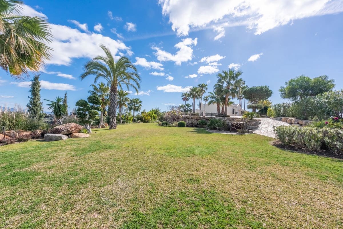 6 bedroom Villa for sale in Estepona with garage - € 2,995,000 (Ref: 9077375)