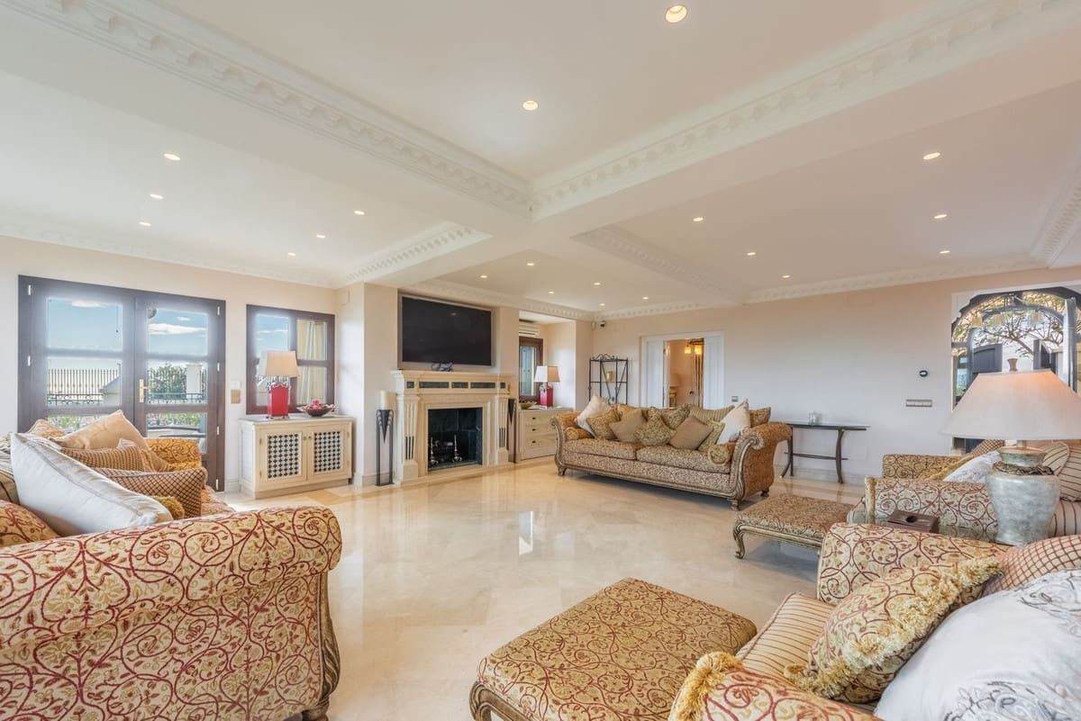 6 bedroom Villa for sale in Estepona with garage - € 2,995,000 (Ref: 9077375)