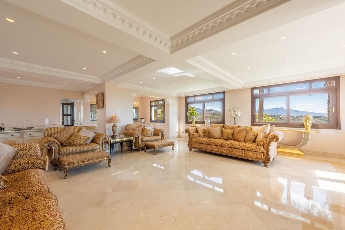 6 bedroom Villa for sale in Estepona with garage - € 2,995,000 (Ref: 9077375)