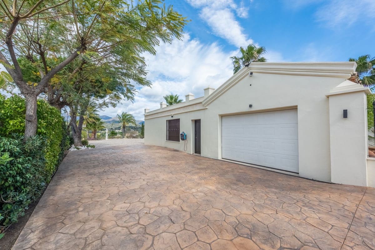 6 bedroom Villa for sale in Estepona with garage - € 2,995,000 (Ref: 9077375)