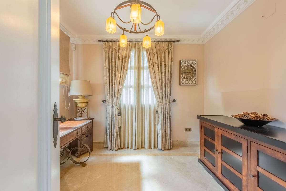 6 bedroom Villa for sale in Estepona with garage - € 2,995,000 (Ref: 9077375)