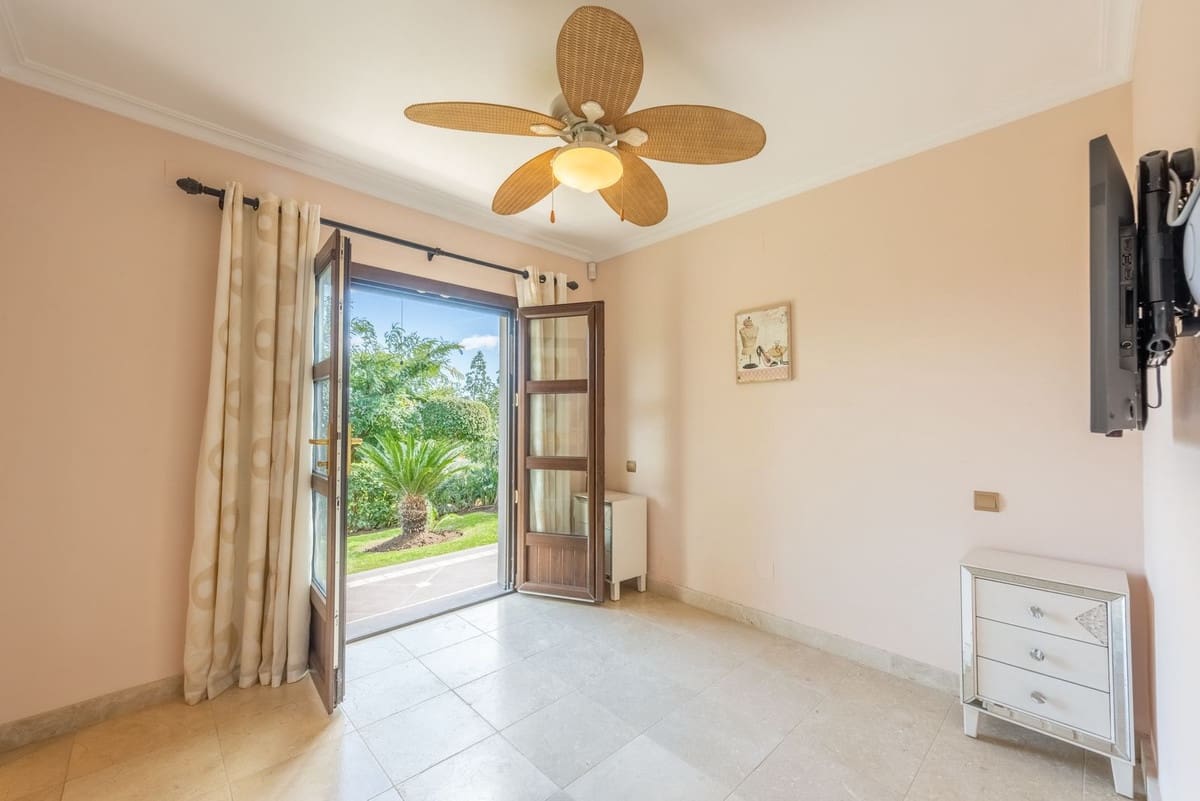 6 bedroom Villa for sale in Estepona with garage - € 2,995,000 (Ref: 9077375)