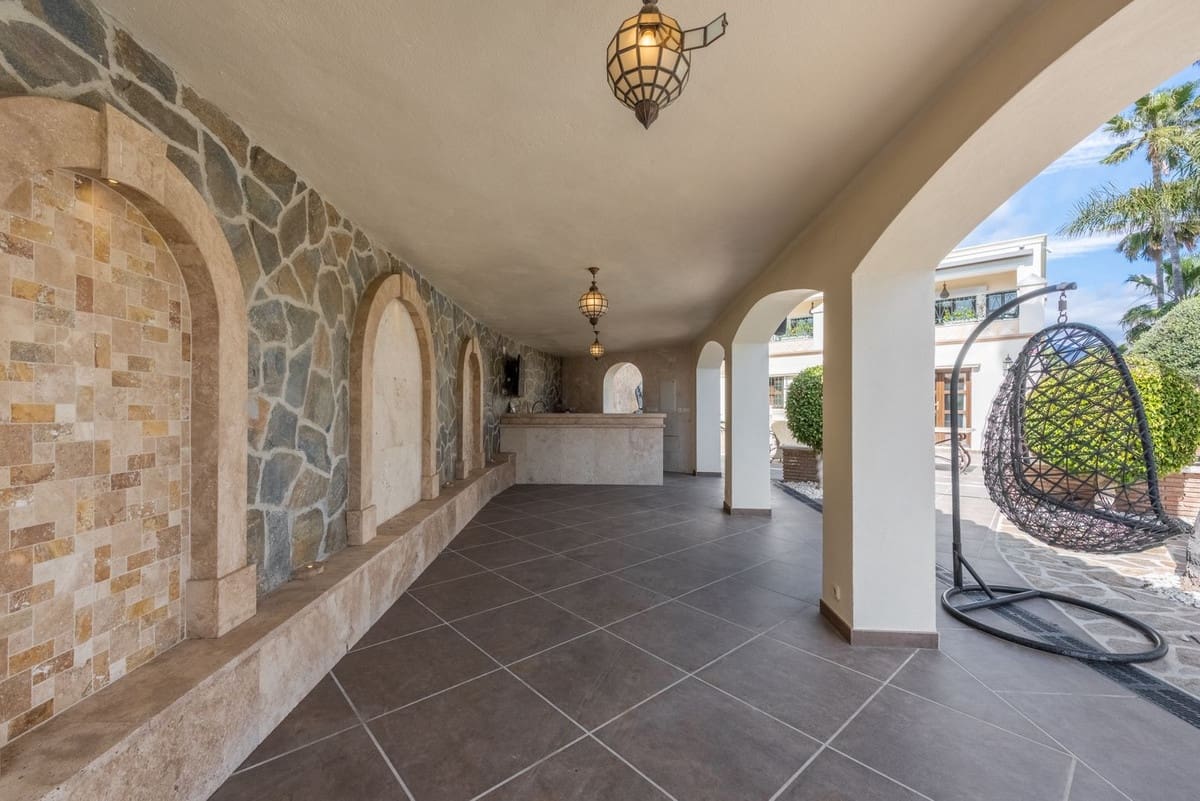 6 bedroom Villa for sale in Estepona with garage - € 2,995,000 (Ref: 9077375)