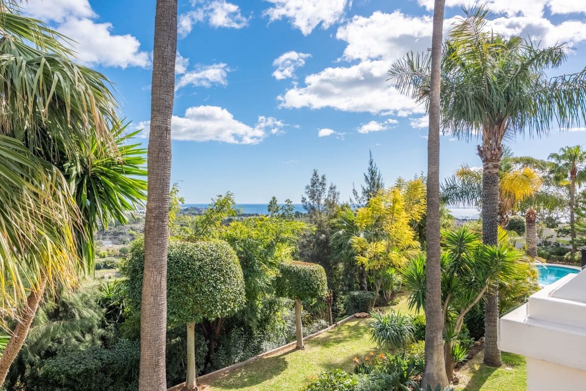 6 bedroom Villa for sale in Estepona with garage - € 2,995,000 (Ref: 9077375)