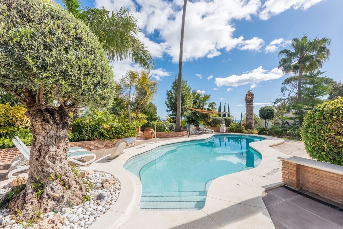 6 bedroom Villa for sale in Estepona with garage - € 2,995,000 (Ref: 9077375)