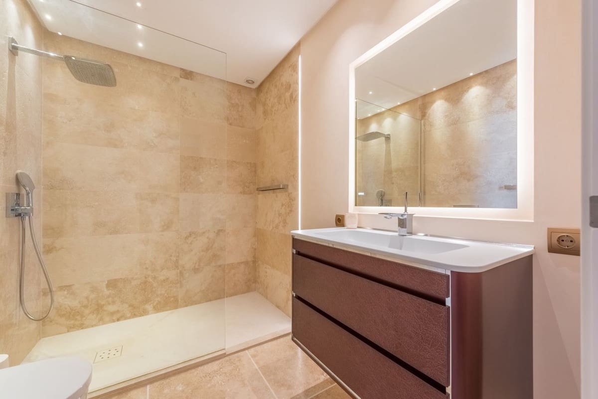 6 bedroom Villa for sale in Estepona with garage - € 2,995,000 (Ref: 9077375)