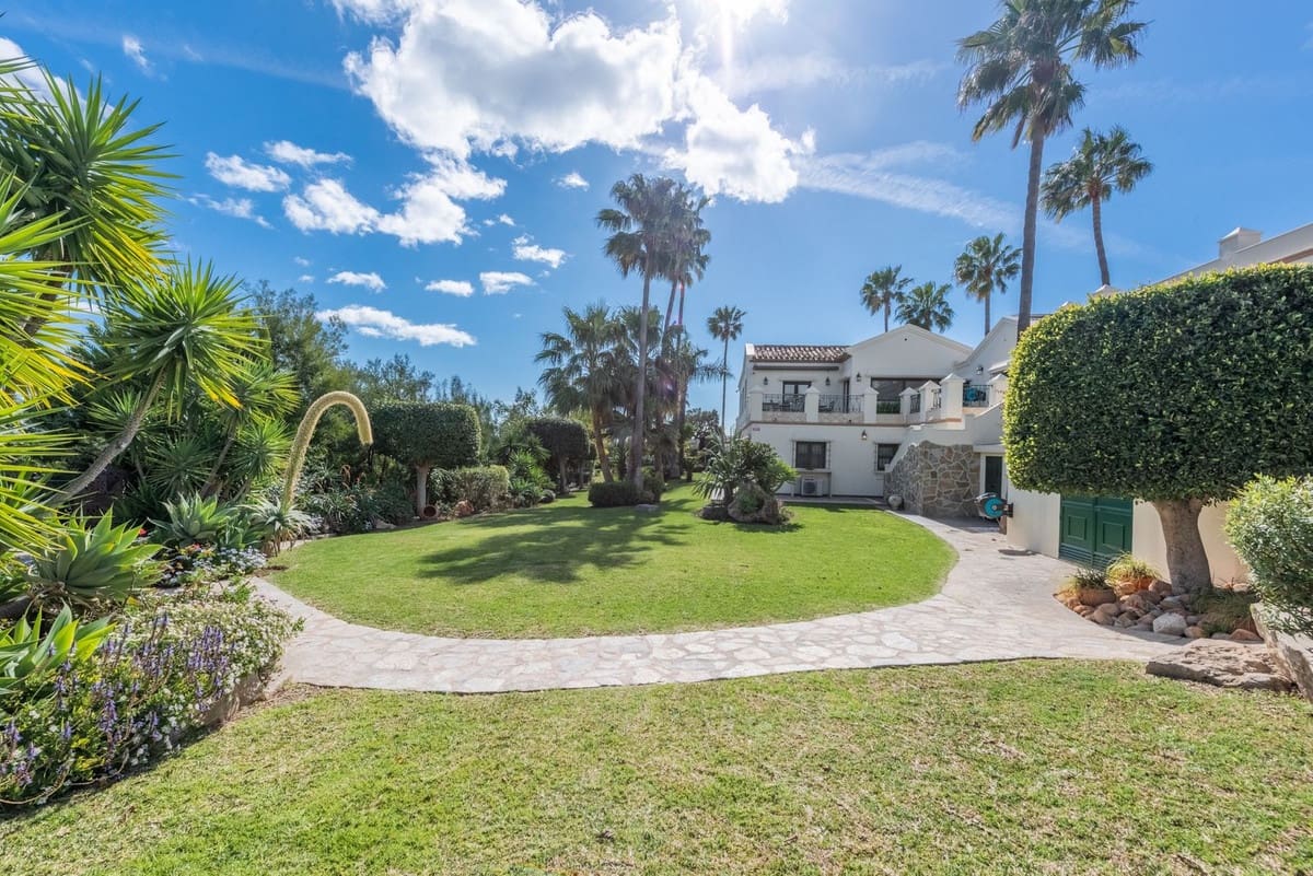 6 bedroom Villa for sale in Estepona with garage - € 2,995,000 (Ref: 9077375)