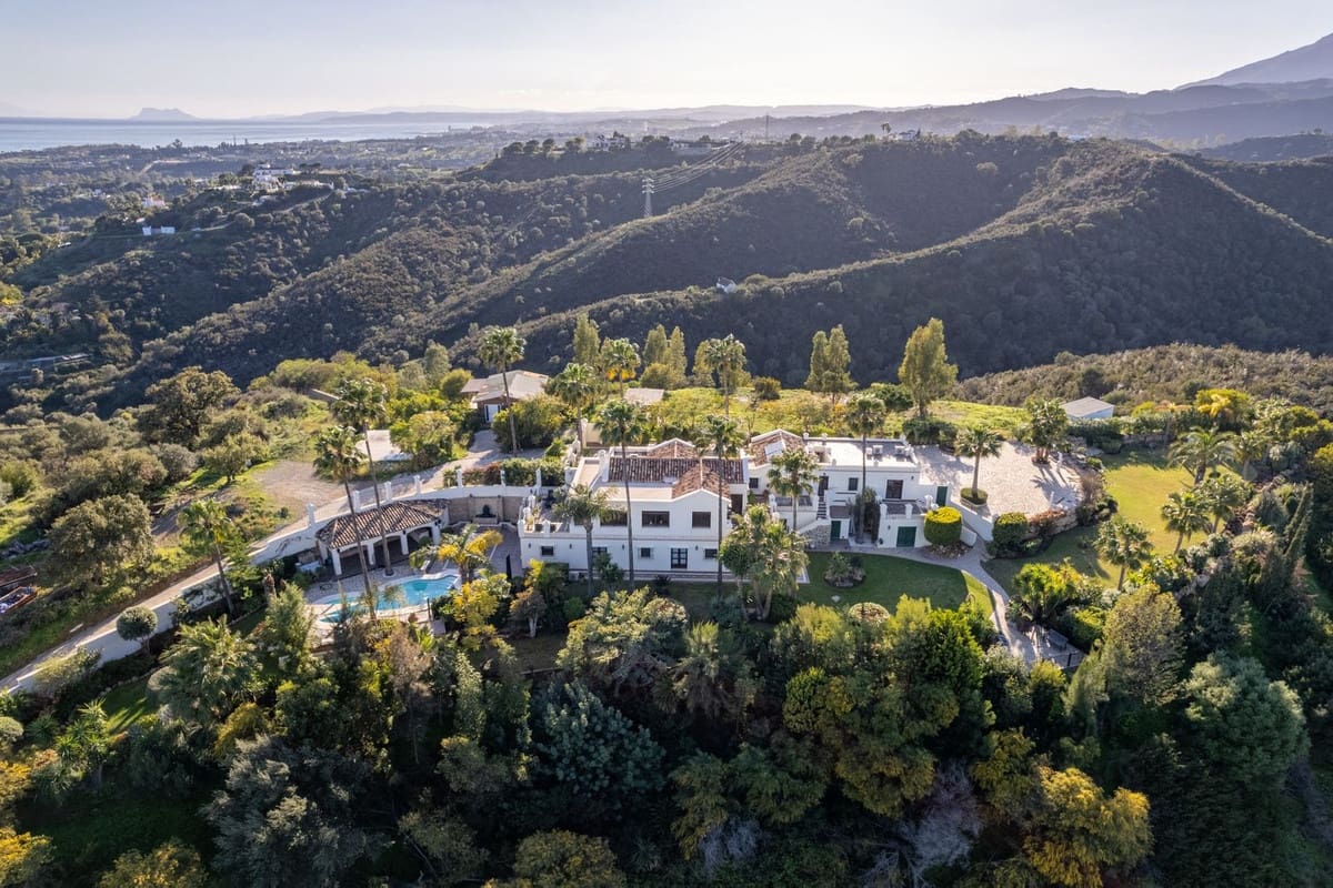 6 bedroom Villa for sale in Estepona with garage - € 2,995,000 (Ref: 9077375)