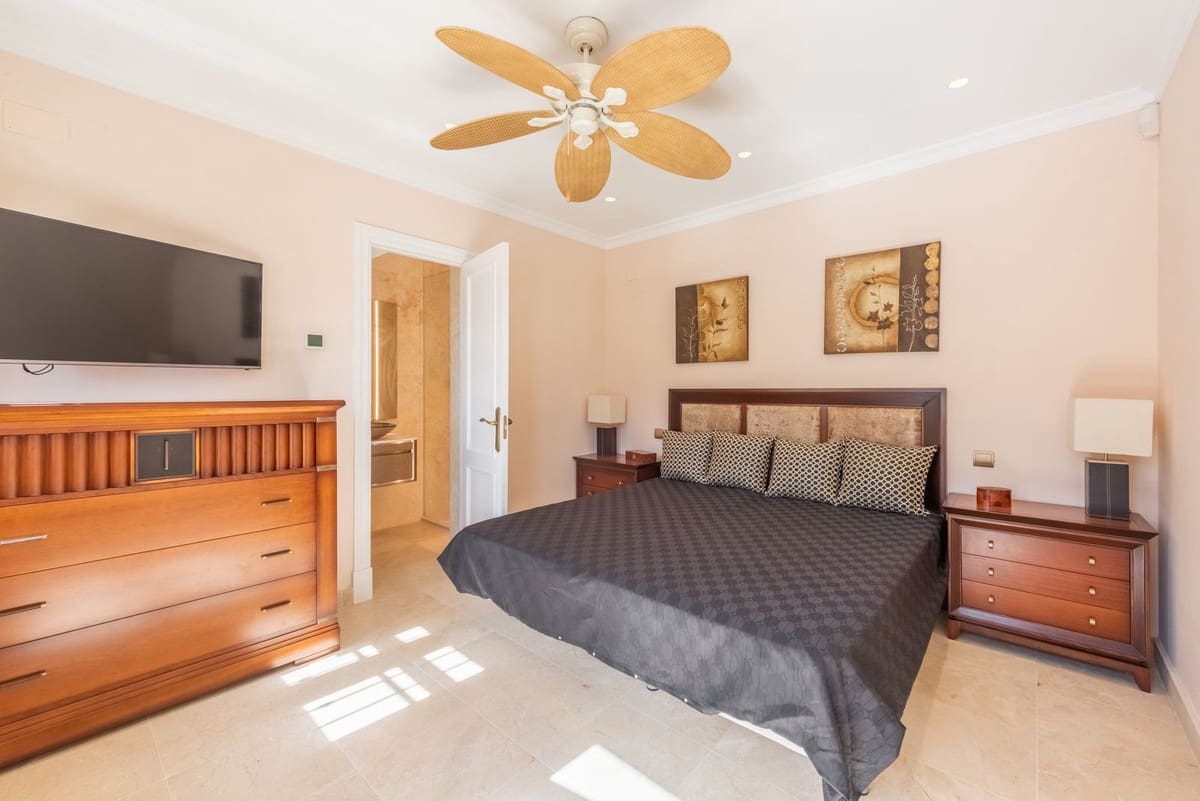 Chalet de 6 habitaciones en Estepona en venta con garaje - 2.995.000 € (Ref: 9077375)