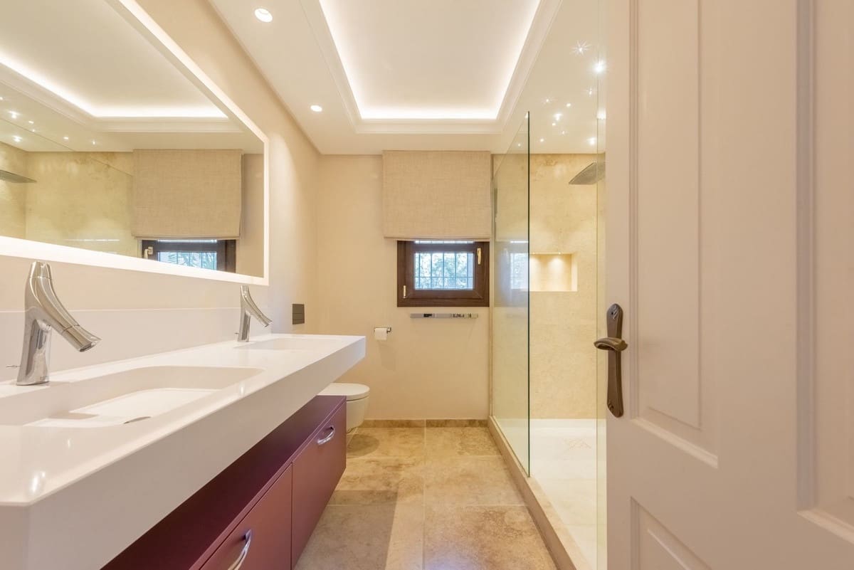 Chalet de 6 habitaciones en Estepona en venta con garaje - 2.995.000 € (Ref: 9077375)