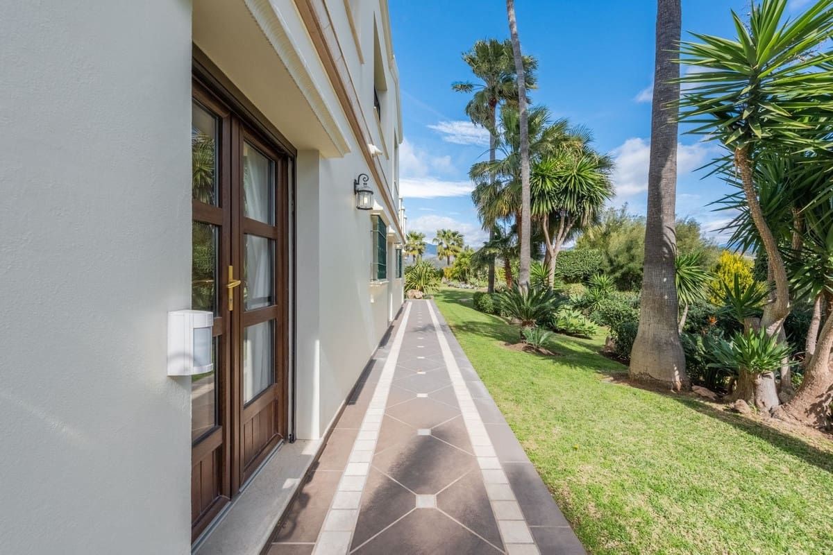 Chalet de 6 habitaciones en Estepona en venta con garaje - 2.995.000 € (Ref: 9077375)