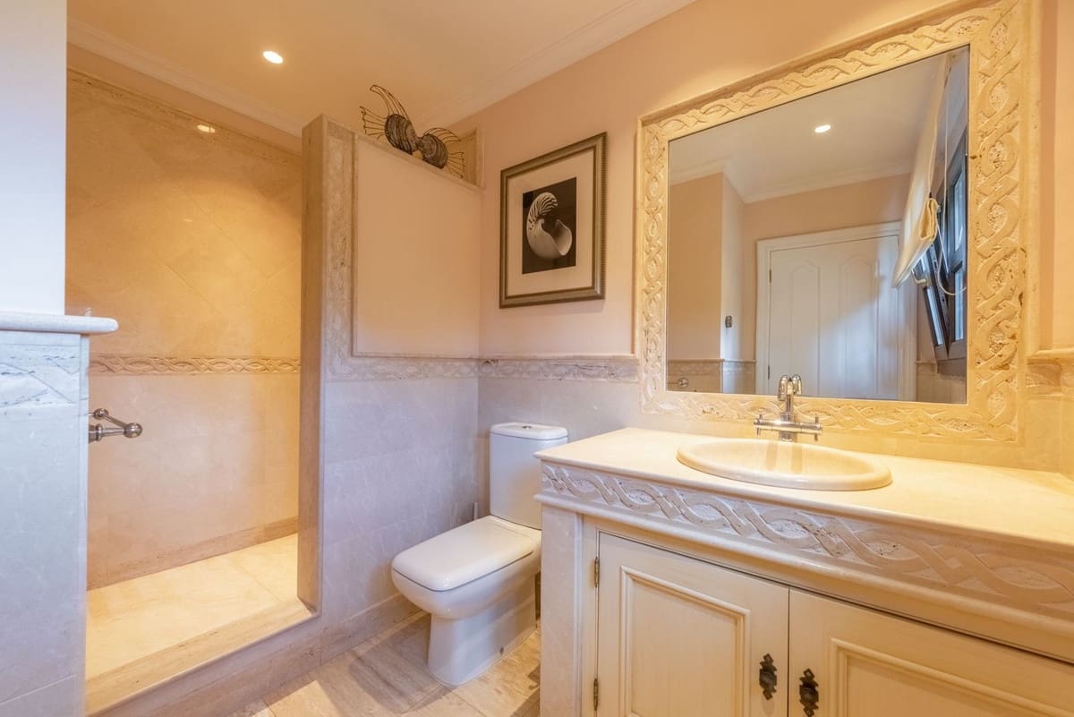 Chalet de 6 habitaciones en Estepona en venta con garaje - 2.995.000 € (Ref: 9077375)
