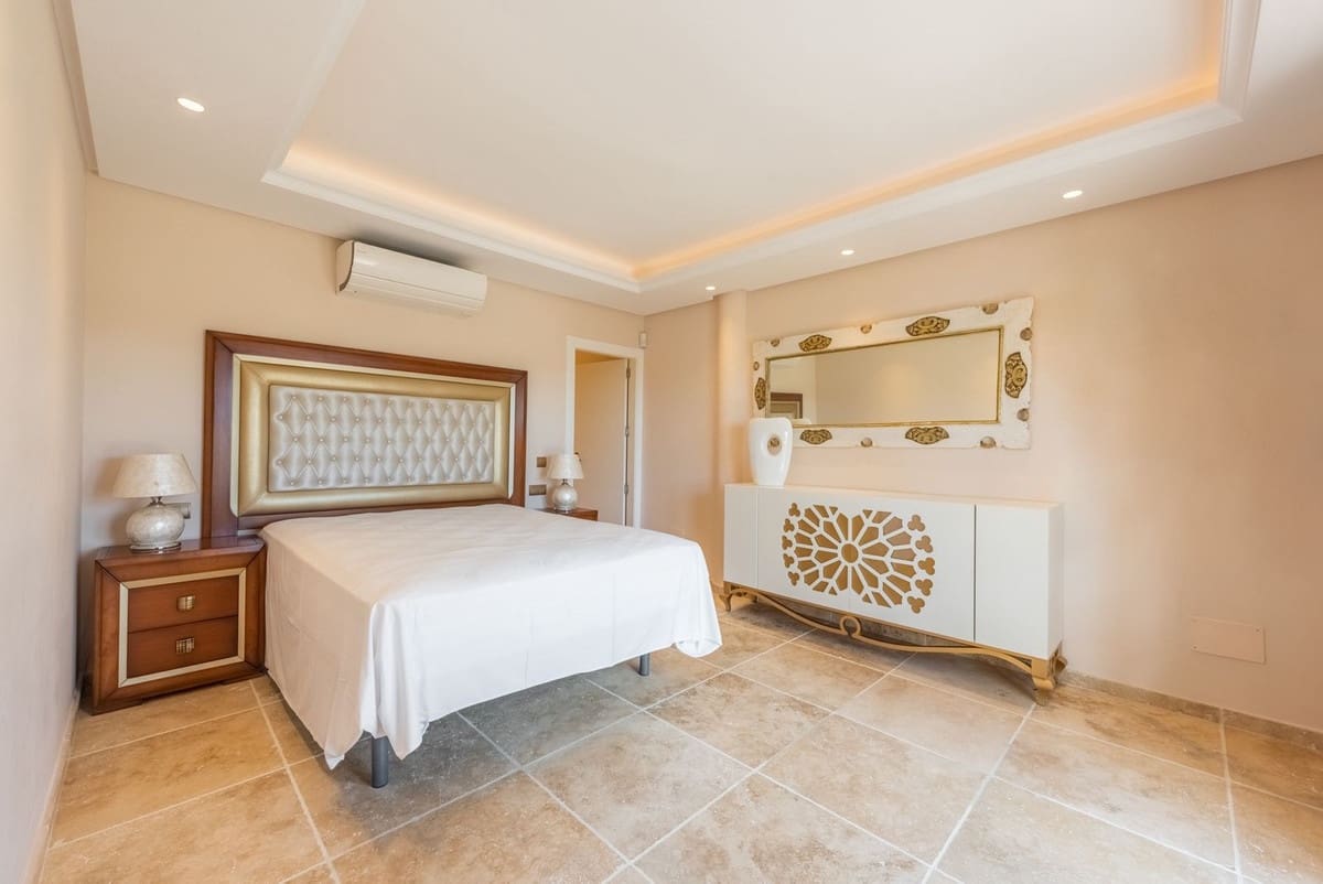 Chalet de 6 habitaciones en Estepona en venta con garaje - 2.995.000 € (Ref: 9077375)