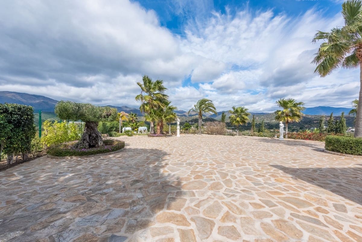 Chalet de 6 habitaciones en Estepona en venta con garaje - 2.995.000 € (Ref: 9077375)