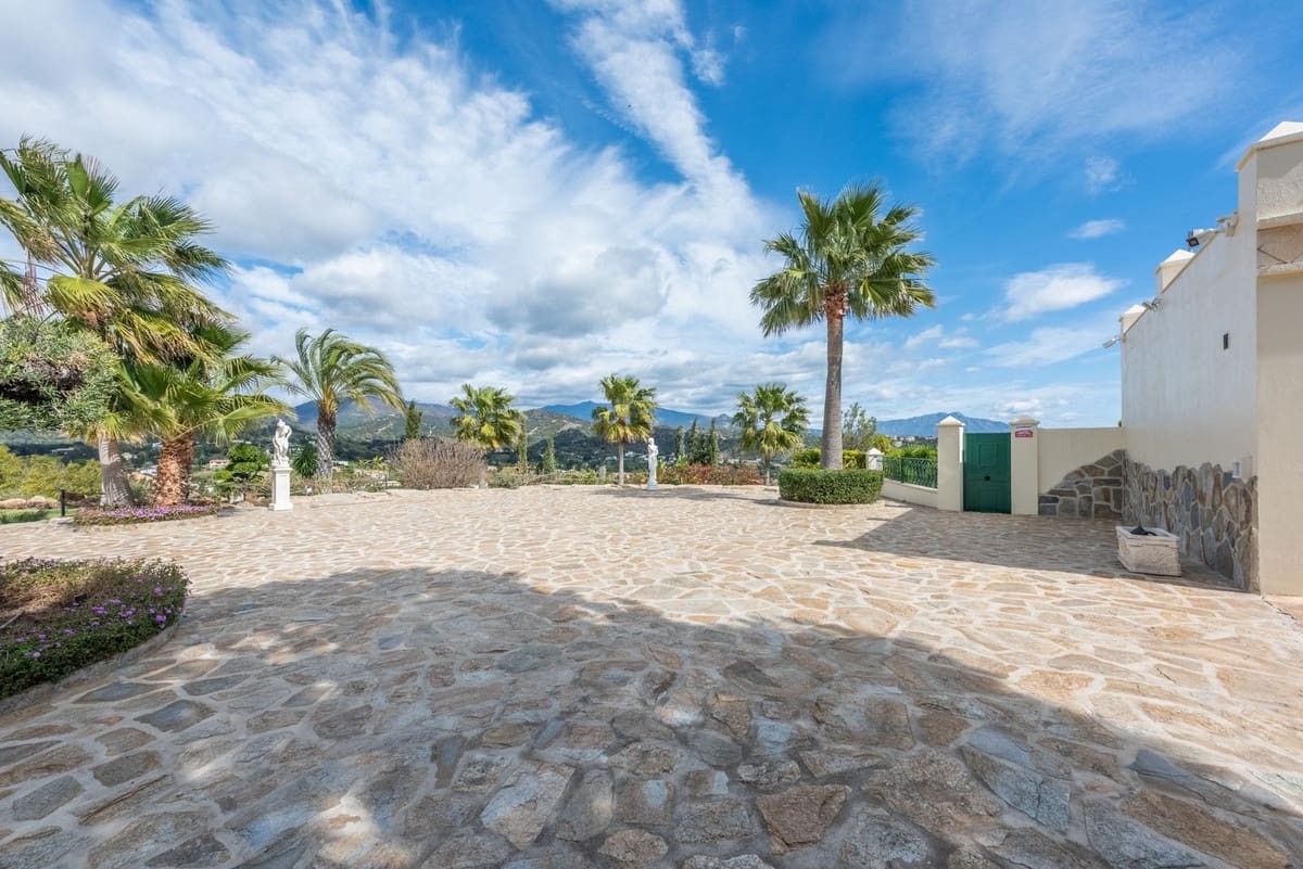 Chalet de 6 habitaciones en Estepona en venta con garaje - 2.995.000 € (Ref: 9077375)