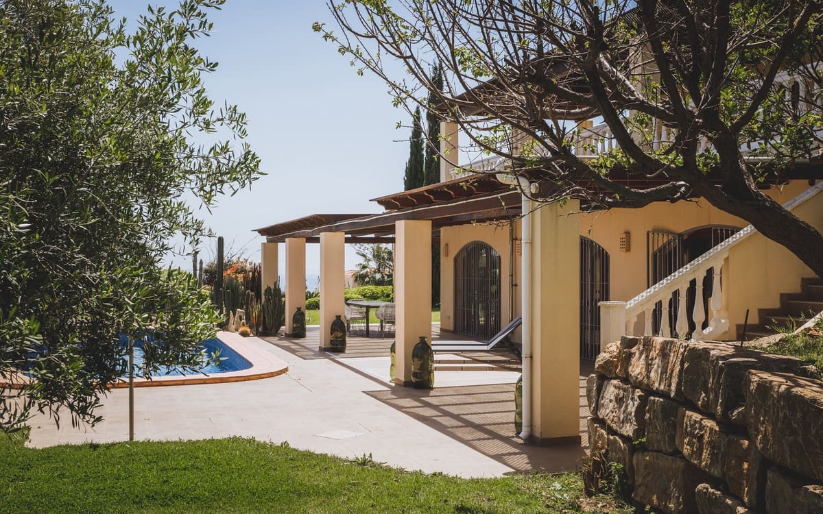 7 bedroom Villa for sale in Estepona with garage - € 2,900,000 (Ref: 9077376)