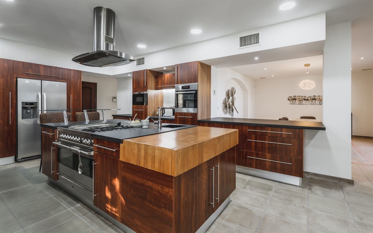 7 bedroom Villa for sale in Estepona with garage - € 2,900,000 (Ref: 9077376)