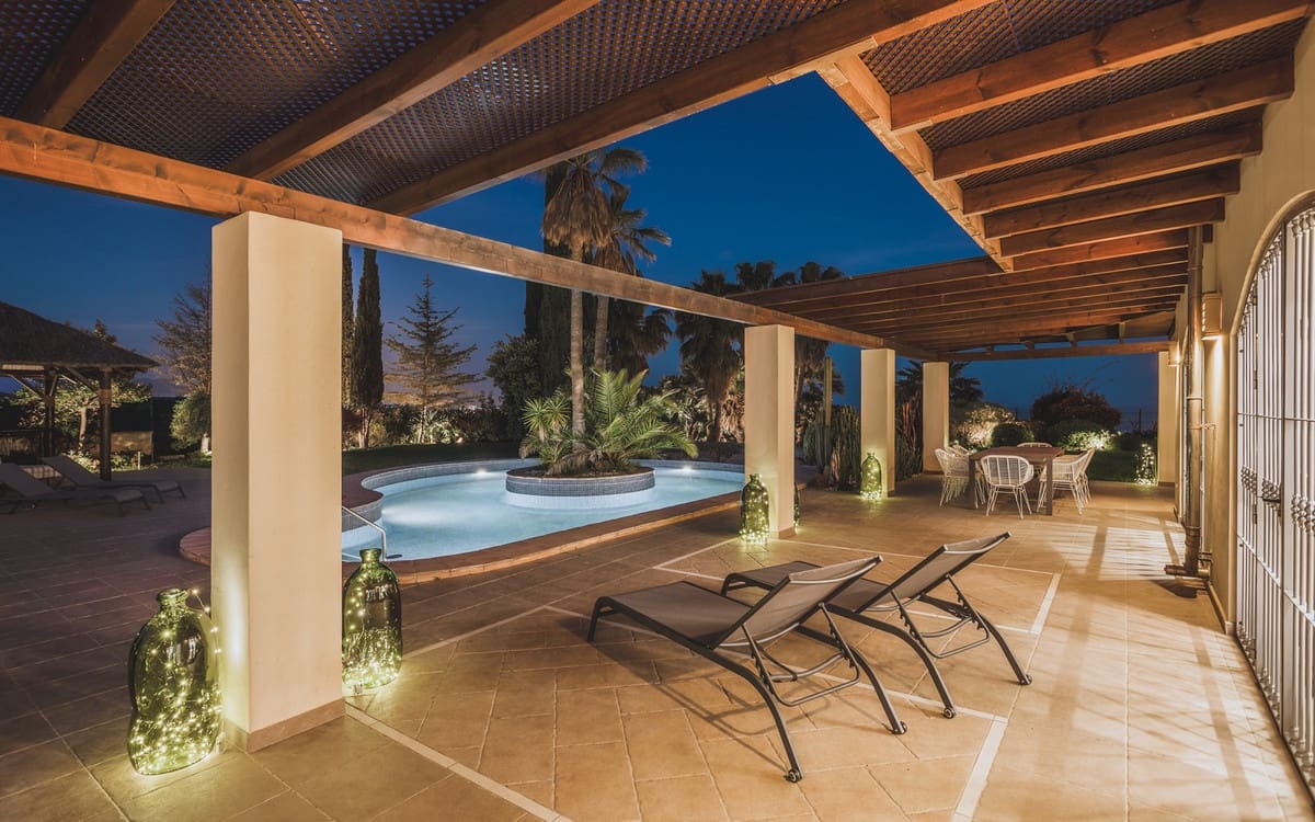 7 bedroom Villa for sale in Estepona with garage - € 2,900,000 (Ref: 9077376)