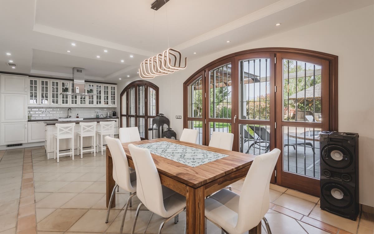 7 bedroom Villa for sale in Estepona with garage - € 2,900,000 (Ref: 9077376)