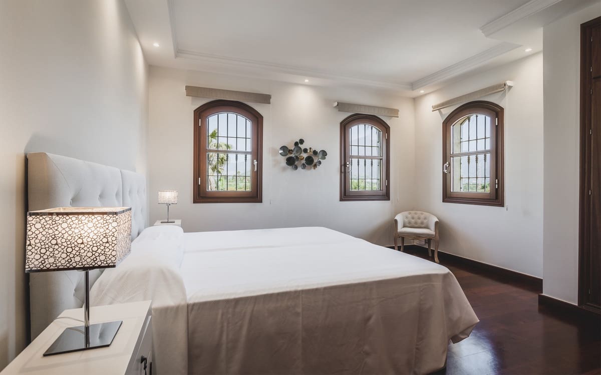 7 bedroom Villa for sale in Estepona with garage - € 2,900,000 (Ref: 9077376)