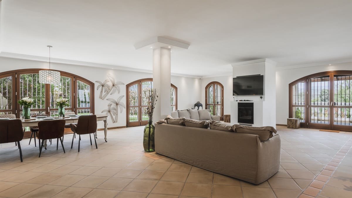 7 bedroom Villa for sale in Estepona with garage - € 2,900,000 (Ref: 9077376)